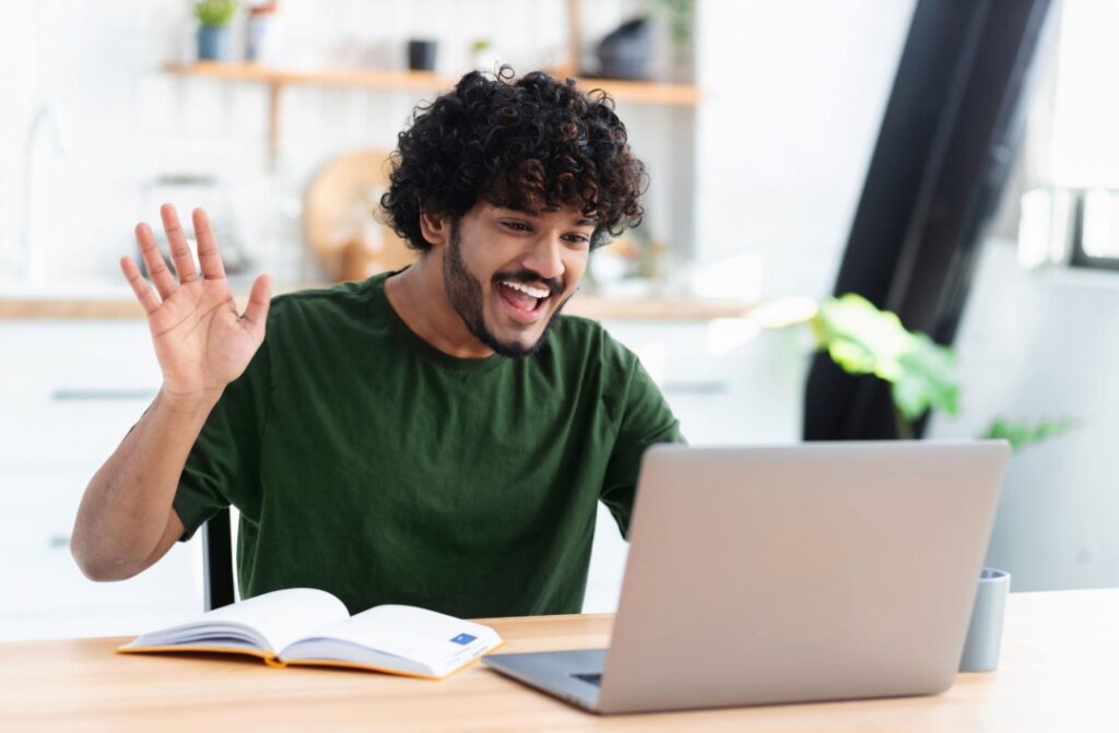  Student freelancing laptop par kaam kar raha hai – content writing aur online jobs se earning India