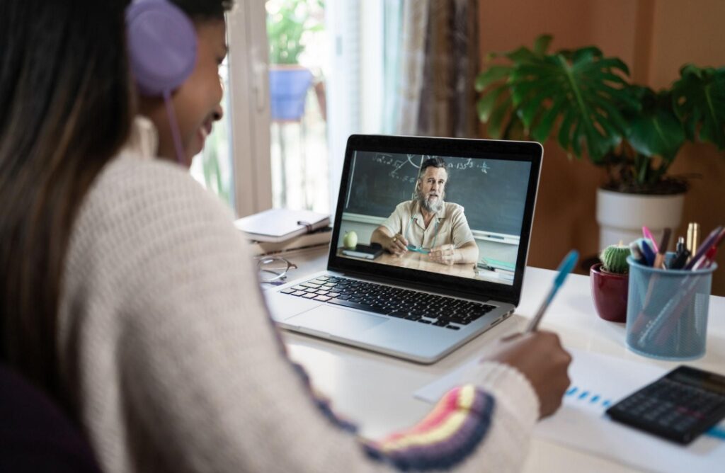 Student online teaching kar raha hai laptop par – ghar baithe tutoring se paise kamane ka tarika