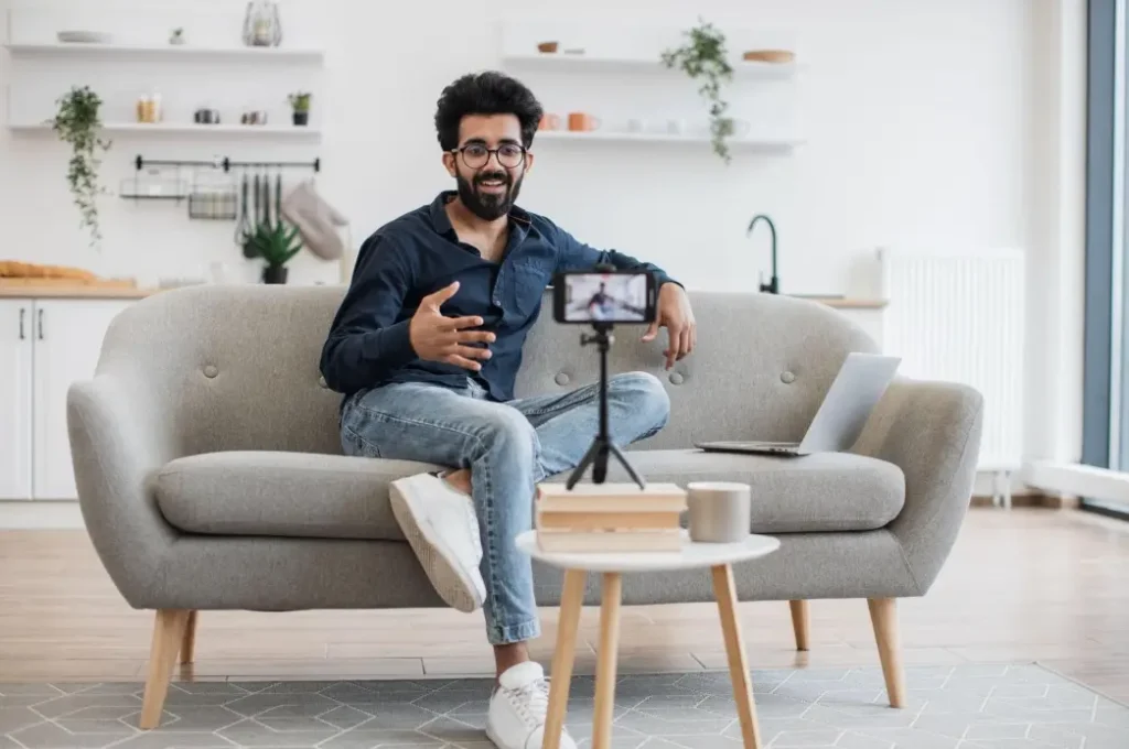 Student mobile se YouTube video aur Instagram reels bana raha hai – social media earning ideas India